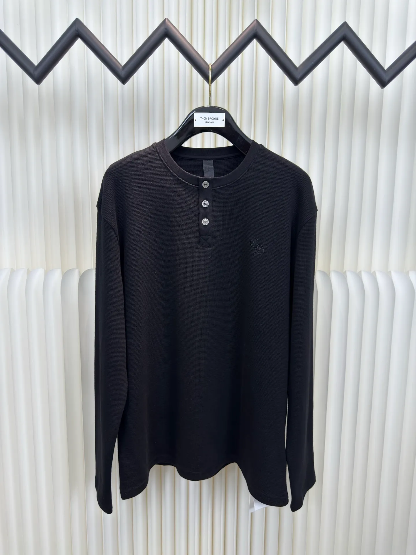P400 Chrome Hear leather henley collar waffle sweatshirt. The fabric is made of 350g cotton waffle double-layer material before washing (to distinguish low-weight, cut corners and non-pure cotton market products). The silver buckles and scrolls are made of antique bronze and real silver (the material has reached 300+ quality in the market). The leather label is still made of genuine imported lambskin. The most important thing is the hand-sewn leather (the cost is high when it comes to manual work). A lot of effort has been put into the fabric, hardware and craftsmanship. The top quality in the market. The industry benchmark is only owned by a few people. Size S M L